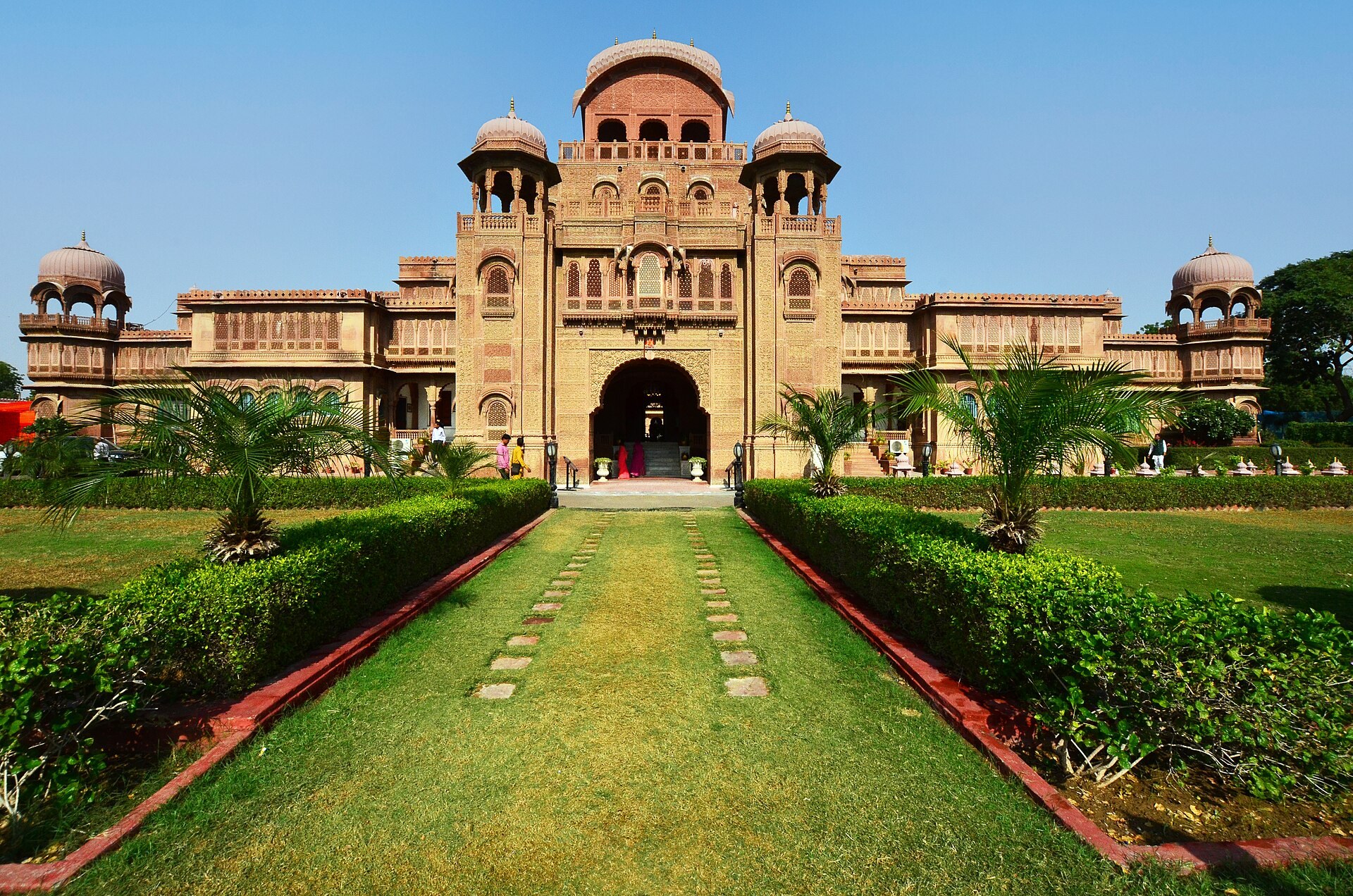 Red sandstone jharokha balconies of Laxmi Niwas Palace
